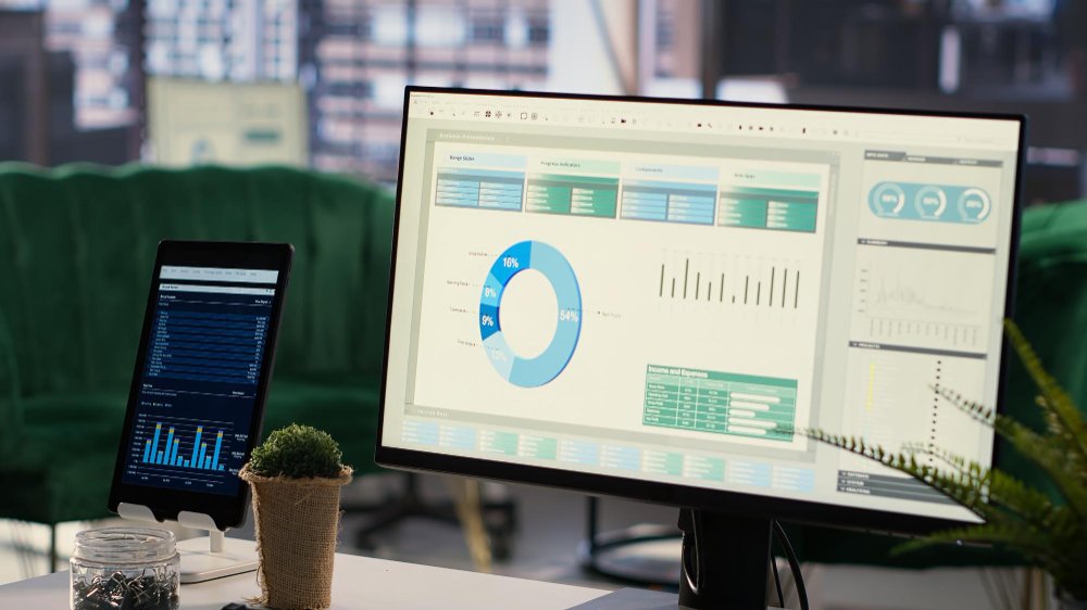 Freight coordinator monitoring milestones and customs status on a dashboard